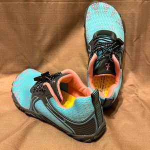 NWOT LRun hiking/water shoes size 6